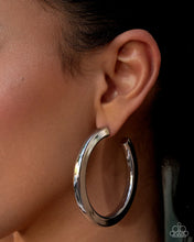 Load image into Gallery viewer, Paparazzi Accessories - Sleek Spotlight - Silver
