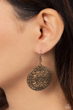 Load image into Gallery viewer, Paparazzi Accessories - Dubai Décor - Brass
