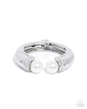 Load image into Gallery viewer, Paparazzi Accessories - Breathtaking Balance - White
