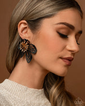 Load image into Gallery viewer, Paparazzi Accessories - Wonderland Wallflower - Black
