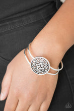 Load image into Gallery viewer, Paparazzi - Mandala Majesty - Silver
