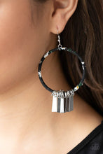 Load image into Gallery viewer, Paparazzi - Garden Chimes - Black
