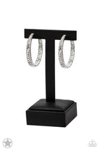 Load image into Gallery viewer, Paparazzi Accessories - GLITZY By Association - White
